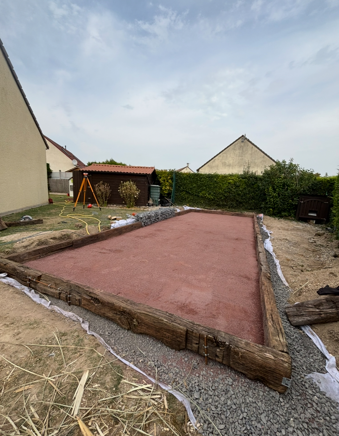 Structure et bordures du terrain de pétanque